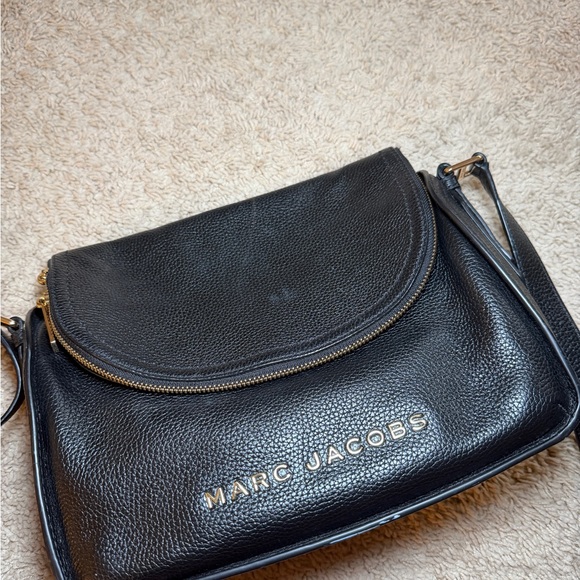 Marc Jacobs Elegant Black Crossbody Bag - Picture 2 of 4